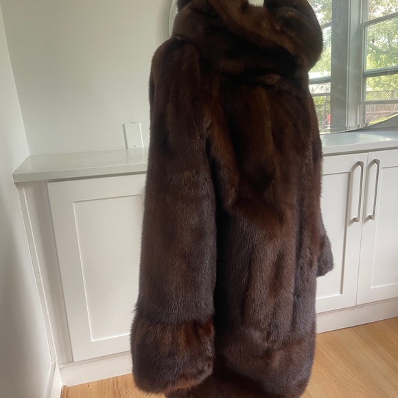 SOLD:Spectacular designer Mink coat with detailing on cuffs and shoulder. Size L - Picture 5 of 15